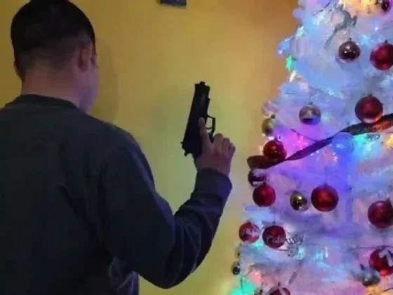 Horror en la mesa de Navidad: Se le escapa un balazo y arruina la fiesta familiar