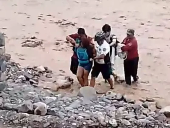 Rescatan a dos parejas atrapadas por la crecida del río Wierna