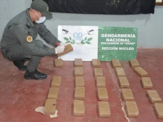 Interceptan una lancha narco en el río Bermejo con casi 26 kilos de droga y tres menores