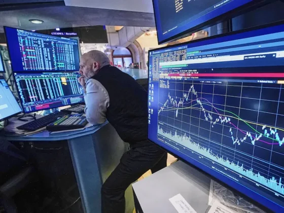 Las acciones argentinas bajan hasta 3,5% en Wall Street: qué pasa con el dólar y el riesgo país