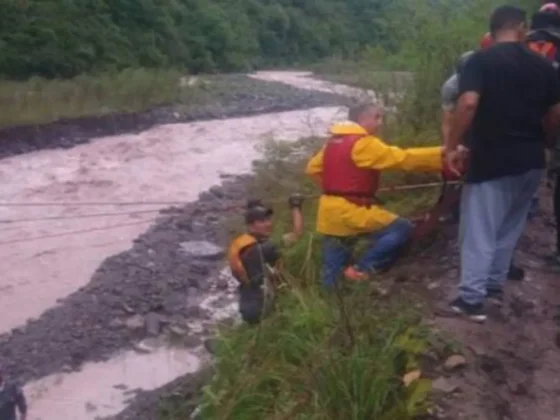 Rescataron a 31 senderistas atrapadas por la crecida del río Puyil en Campo Quijano
