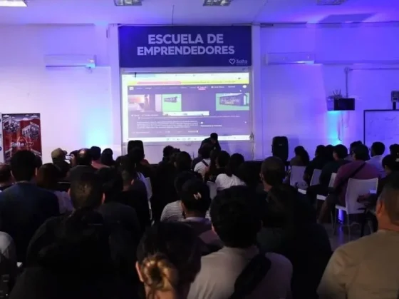 Salteños aprenden sobre Inteligencia Artificial en la Escuela de Emprendedores