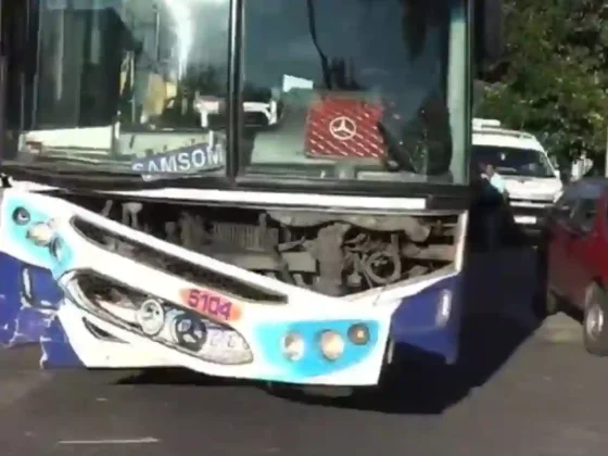 Violento choque entre un colectivo y una camioneta en el centro