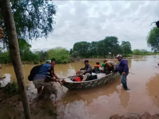 Familias de Rivadavia Banda Sur reciben asistencia tras inundaciones del río Bermejo