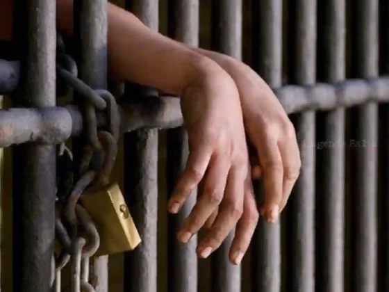 Mujer imputada por múltiples episodios agresivos en Vaqueros