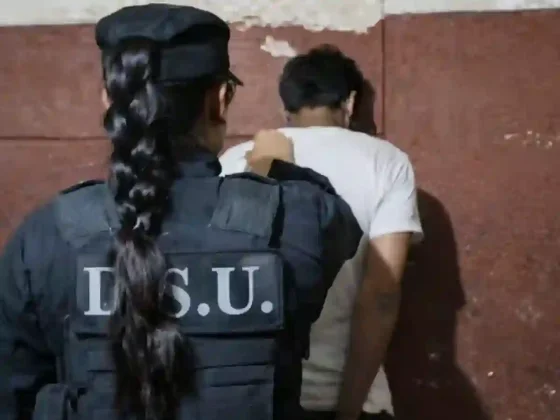 Destrozó un comercio para robar esmaltes de uñas y dos carteras