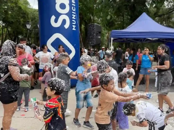 Explosión de color y alegría: el Carnaval se encendió en plaza Alvarado