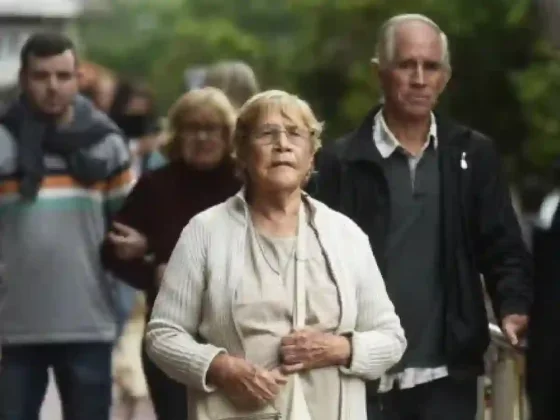 Jubilaciones: cuánto pierden los que cobran la mínima por el congelamiento del bono