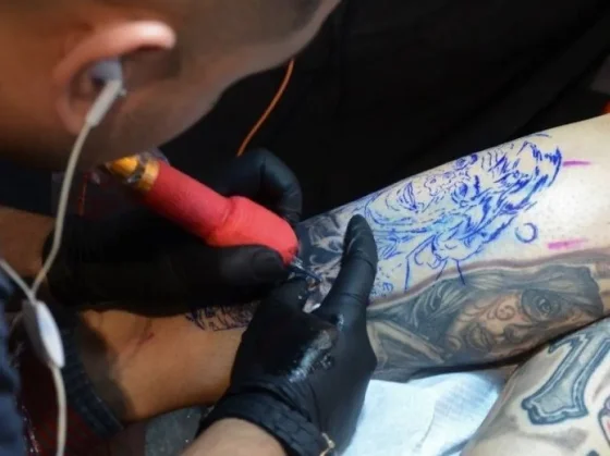 Tatuajes y solidaridad copan la Usina Cultural