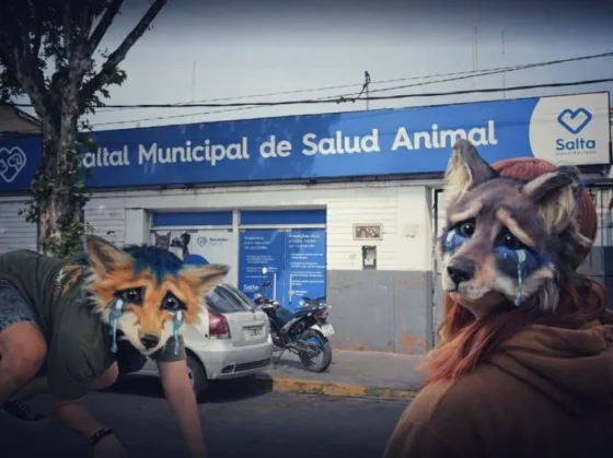 Adolescentes therians buscan atención veterinaria ladrando