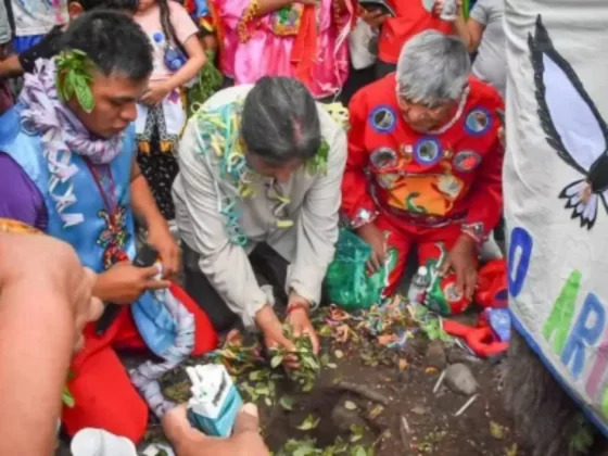 El Mercado Artesanal celebró el tradicional Desentierro del Carnaval