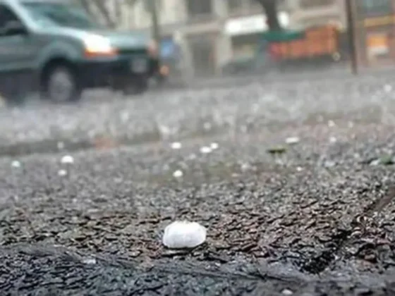 Violento temporal en Salta: granizo, ráfagas intensas y calles anegadas en zona sur y Cerrillos
