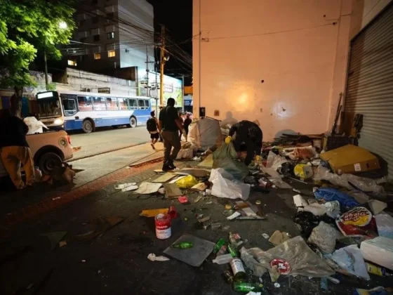 Retiran basura acumulada frente a local comercial en la calle Pellegrini
