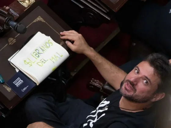 Grabois desafía al presidente con una insignia en la Asamblea