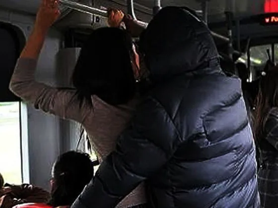 En el colectivo, le tocó el pecho a una pasajera: ella lo denunció y fue condenado
