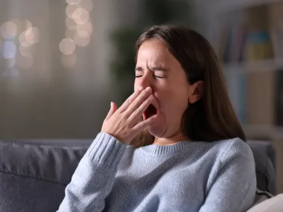 Por qué bostezamos cuando vemos a otra persona hacerlo, según la ciencia