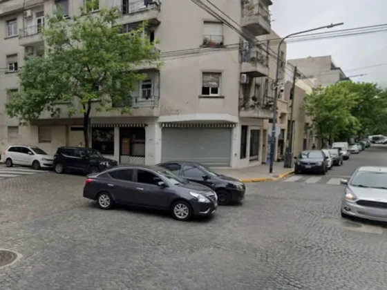 Un hombre tuvo un infarto mientras manejaba, chocó contra dos autos y murió