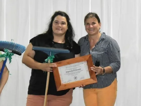 Entregaron escobas y baldes en un acto por el Día de la Mujer y hubo críticas