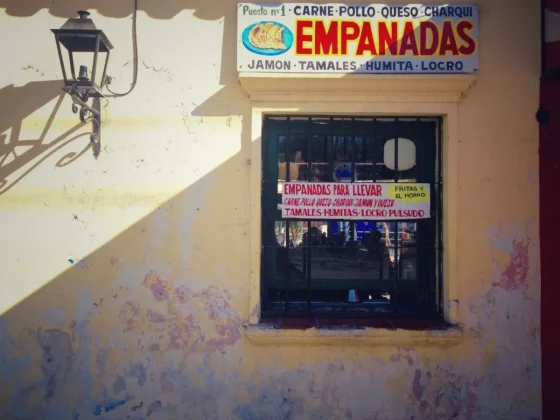 Familias cocinan y venden empanadas para llegar a fin de mes