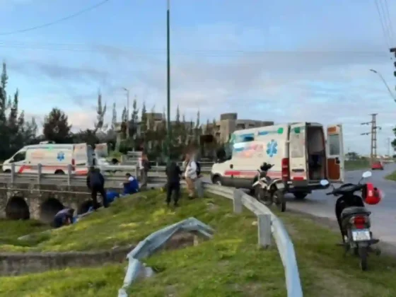 Dos motociclistas cayeron a un canal tras perder el control y están en estado crítico