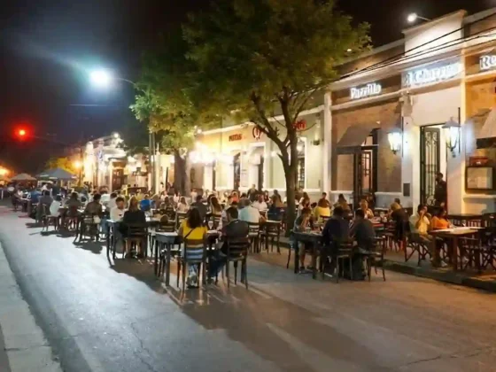 Estafa en el Paseo Güemes: ofrecían trabajo en restaurante, simulaban entrevistas y pedían plata por un carnet falso