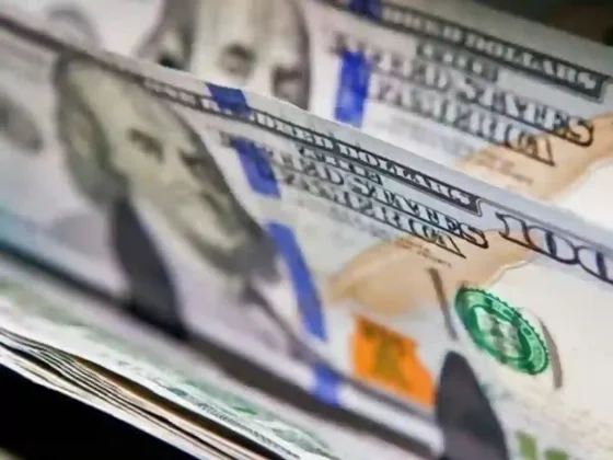El dólar blue gana terreno mientras el oficial retrocede