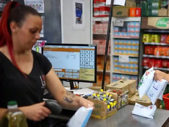 Empleados de comercio acordaron una suba del 5% en tres tramos y un bono