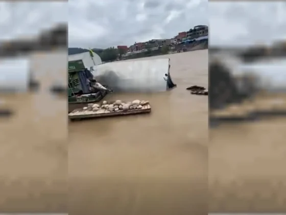 Susto en Puerto Chalanas por vuelco de embarcación