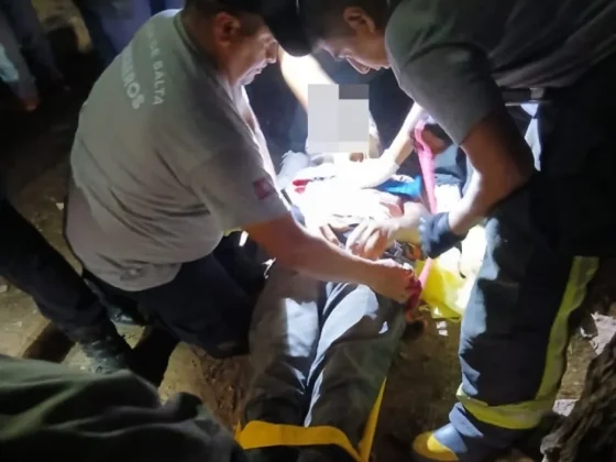 Dramático rescate en Coronel Moldes: un hombre cayó a un pozo ciego de 8 metros y fue salvado a tiempo