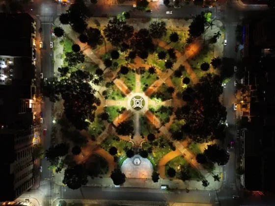 La plaza Güemes ya luce su nueva luminaria LED