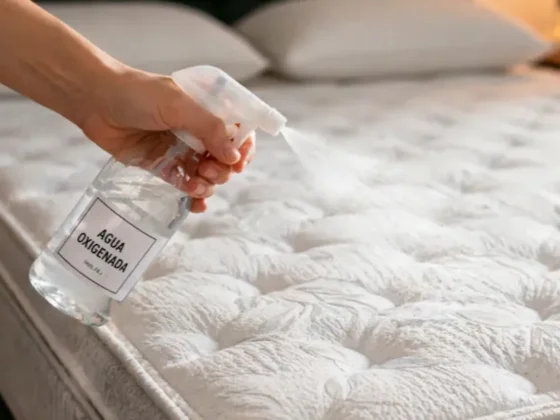 Rociar agua oxigenada en el colchón: para qué sirve y cuándo hacerlo