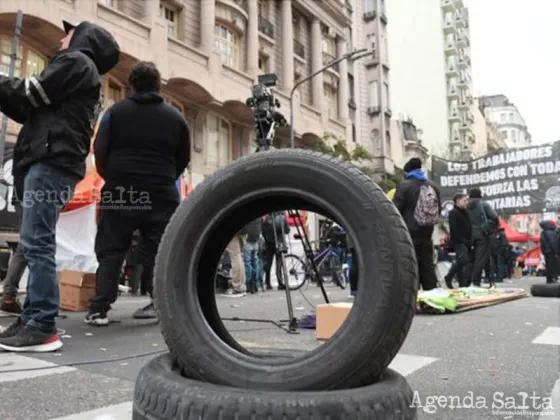 Se analiza liberar también los neumáticos que están en la Aduana para poder abastecer al mercado de reposición a través del canal de las gomerías.