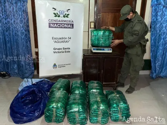 En total eran 5 los motociclistas observados, uno de ellos abandonó el vehículo dejando su carga tirada.