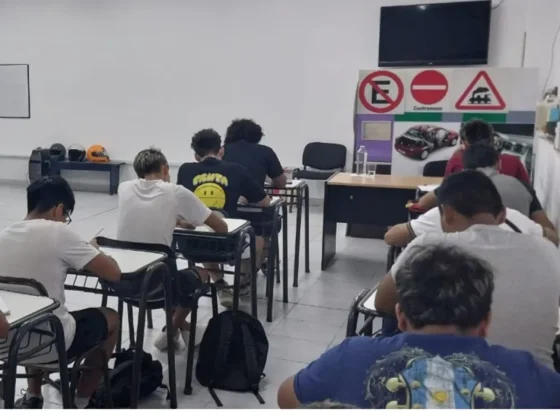 Primera Licencia: cerca de 40 adolescentes rindieron el examen teórico