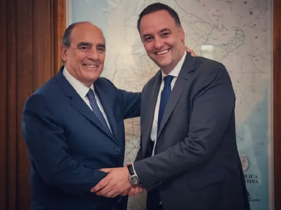 Francos marca diferencias con Adorni y se lanza al ruedo político