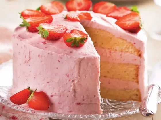 Torta de bizcochuelo relleno con mousse de fresas ¡sin gluten!