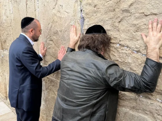 Milei inició su visita a Israel con una parada en el Muro de los Lamentos