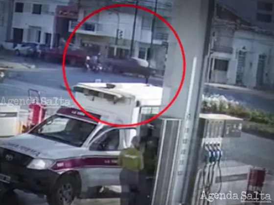 Av. Bicentenario: Camioneta chocó un vehículo estacionado y se fugó