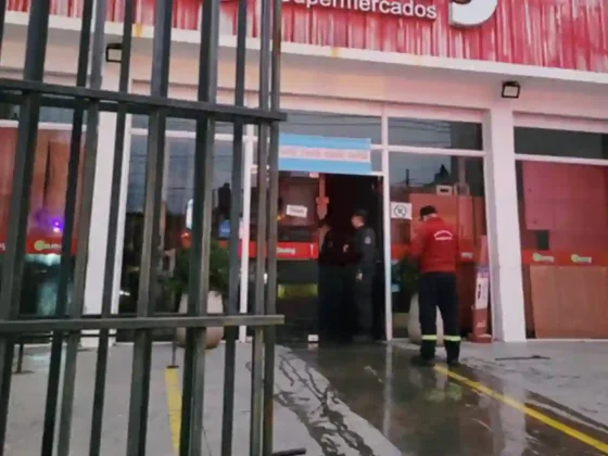 Alarma en el macrocentro: bomberos sofocan incendio en un supermercado