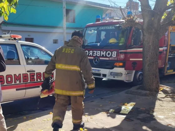 Incendio en barrio Castañares: lograron controlar las llamas antes de que el fuego consumiera toda la casa