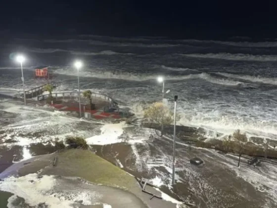 Olas gigantes y destrozos por un fuerte ciclón en la Costa Atlántica