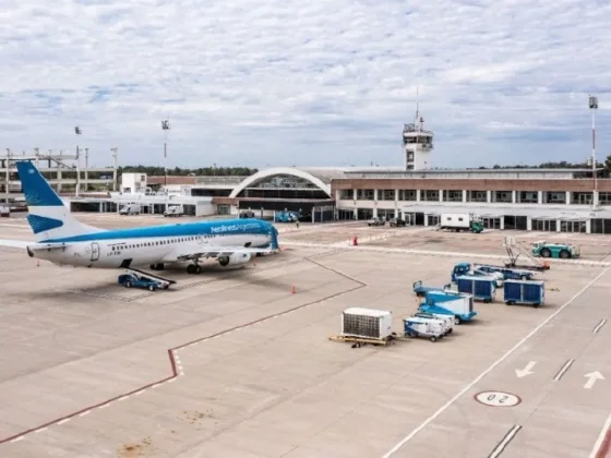 Escándalo en un vuelo internacional terminó con dos pasajeros detenidos en Rosario