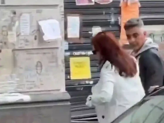 Cristina Kirchner reapareció caminando por la calle y explotaron las redes