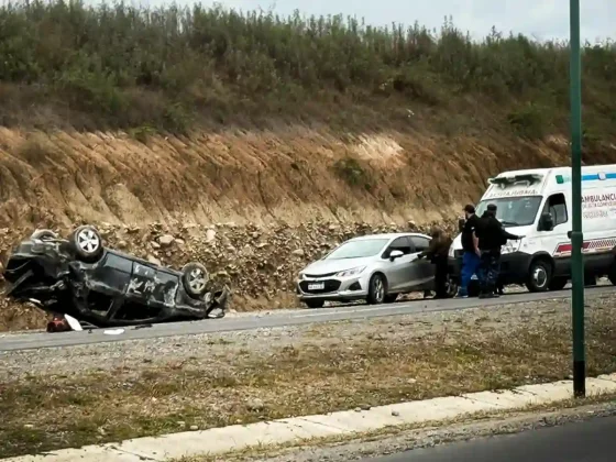 Impactante vuelco en la circunvalación noroeste: un menor fue hospitalizado