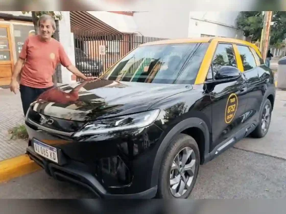Tiene el primer taxi eléctrico del país y revela cuánto dinero ahorra por semana