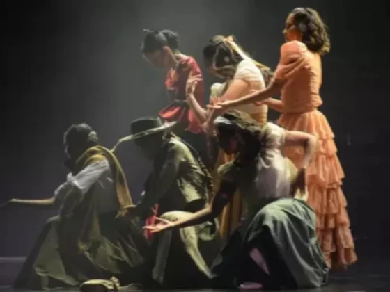 Academias folklóricas se reúnen en el Teatro Provincial para conmemorar la Revolución de Mayo