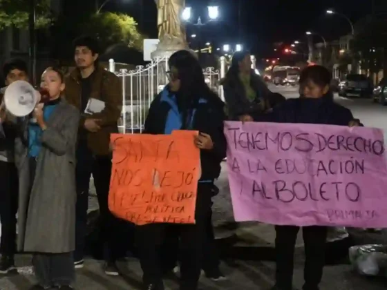 Estudiantes se movilizaron contra el recorte de colectivos nocturnos