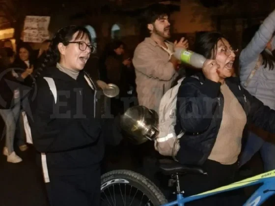 Estudiantes volvieron a protestar por el recorte del servicio nocturno de SAETA