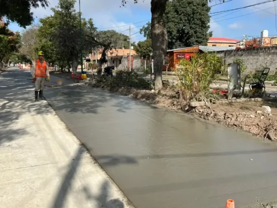 Continúan las tareas de mejoras viales en la Avda. Perón del barrio Santa Ana
