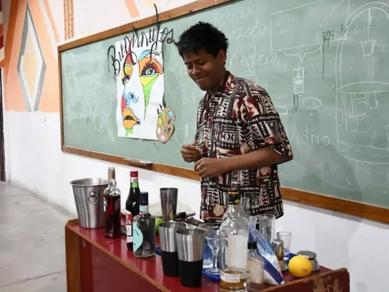 Se dictó un taller de coctelería para eventos en la Escuela de Emprendedores